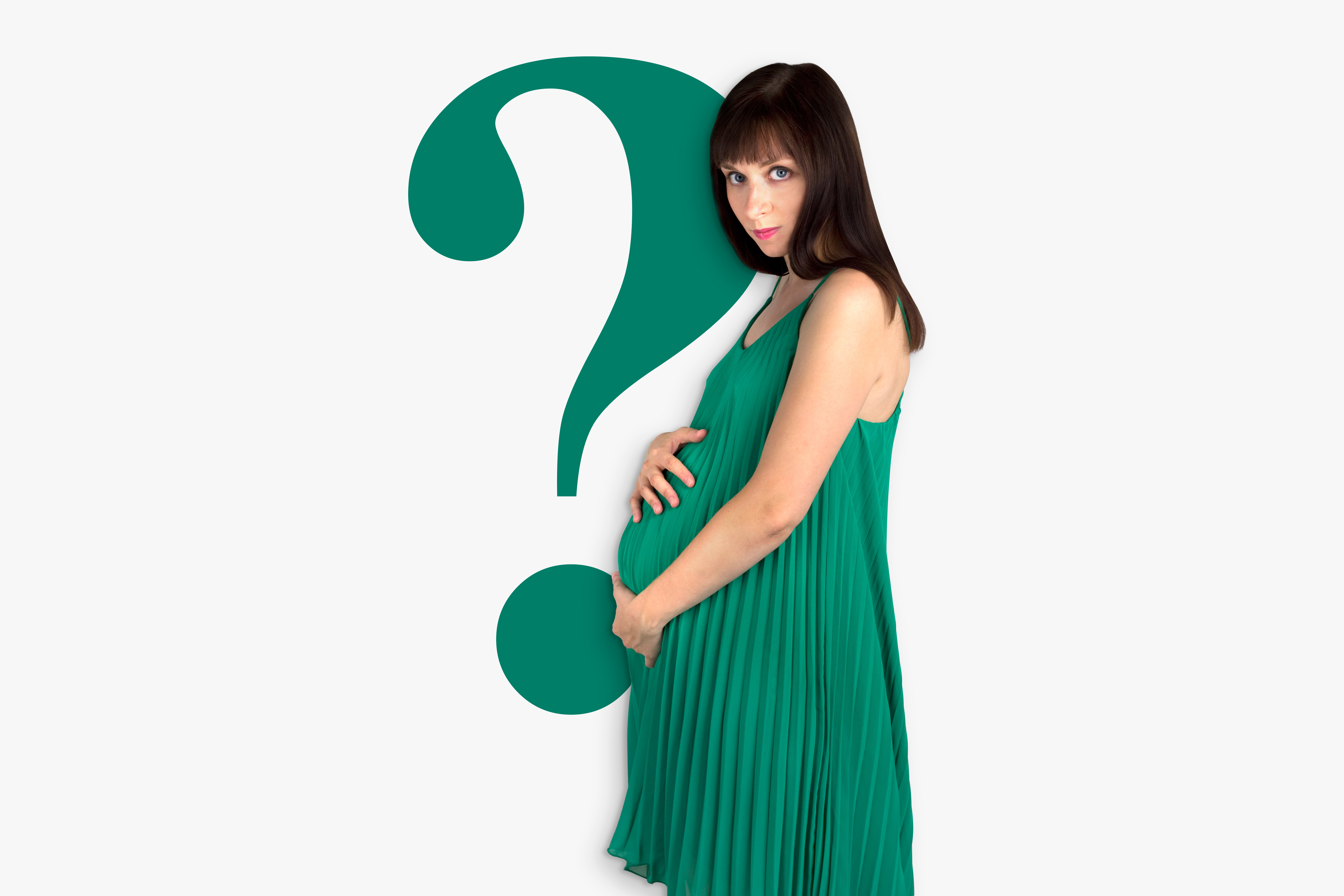 Eine schwangere Frau legt ihre Hände auf ihren Bauch. Eine Checkliste für die Erstausstattung ist eine gute Vorbereitung auf die Zeit nach der Geburt.