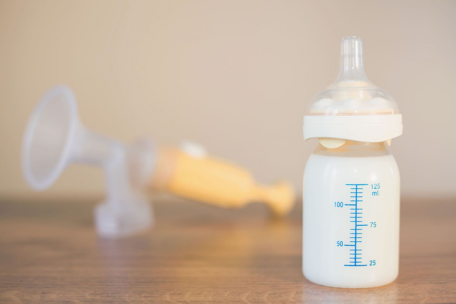 Babyfläschen mit Muttermilch: die beste Babynahrung 